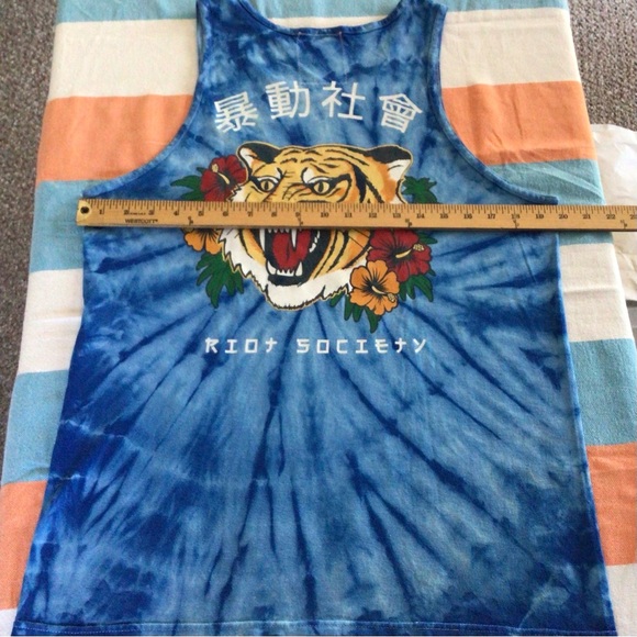 Bundle of mens summer stuff. 2 tank tops and a pair of comfy shorts. - Picture 4 of 13